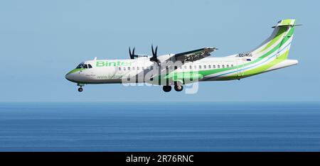 Ténérife, Espagne 4 juin 2023. L'ATR 72-600 de Binter Airlines vole dans le ciel bleu, atterrissant à l'aéroport de Tenerife au-dessus de l'océan Banque D'Images