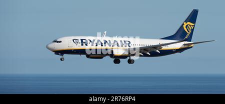 Ténérife, Espagne 4 juin 2023. Boeing 737 de Ryanair Airlines vole dans le ciel bleu au-dessus de l'océan Banque D'Images