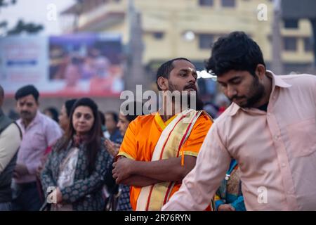 Varanasi, Inde - Nov 2022: Ganga aarti, Portrait d'un jeune prêtre exécutant la rivière ganges matin aarti à assi Ghat dans la robe traditionnelle. Banque D'Images