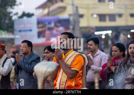 Varanasi, Inde - Nov 2022: Ganga aarti, Portrait d'un jeune prêtre exécutant la rivière ganges matin aarti à assi Ghat dans la robe traditionnelle. Banque D'Images