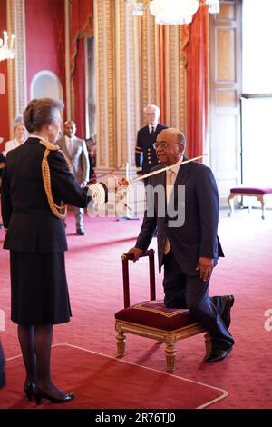 Sir Mohamed Ibrahim, fondateur de la Fondation Mo Ibrahim, de Londres, est nommé Chevalier commandant de l'ordre de St Michael et St George par la Princesse Royale au Palais de Buckingham. L'honneur reconnaît les services à la charité et à la philanthropie. Date de la photo: Mardi 13 juin 2023. Banque D'Images