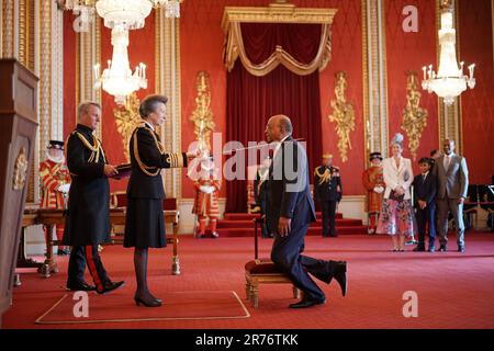 Sir Mohamed Ibrahim, fondateur de la Fondation Mo Ibrahim, de Londres, est nommé Chevalier commandant de l'ordre de St Michael et St George par la Princesse Royale au Palais de Buckingham. L'honneur reconnaît les services à la charité et à la philanthropie. Date de la photo: Mardi 13 juin 2023. Banque D'Images