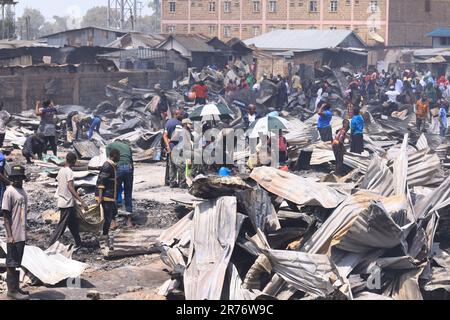 Les traders se rassemblent sur le marché en plein air de Toi à Nairobi pour évaluer les dommages après une rasée inferno sur le marché. Les commerçants ont perdu des marchandises d'une valeur estimée à des millions dans l'incendie dont la cause reste à établir. Banque D'Images
