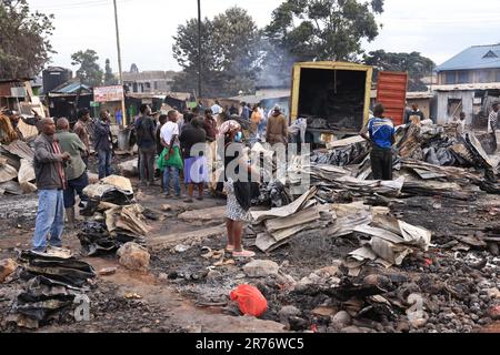 Les traders se rassemblent sur le marché en plein air de Toi à Nairobi pour évaluer les dommages après une rasée inferno sur le marché. Les commerçants ont perdu des marchandises d'une valeur estimée à des millions dans l'incendie dont la cause reste à établir. Banque D'Images