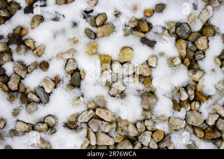 Paysage hivernal pittoresque avec une abondance de rochers enneigés dans un environnement enneigé Banque D'Images