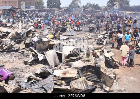 Les traders se rassemblent sur le marché en plein air de Toi à Nairobi pour évaluer les dommages après une rasée inferno sur le marché. Les commerçants ont perdu des marchandises d'une valeur estimée à des millions dans l'incendie dont la cause reste à établir. Banque D'Images