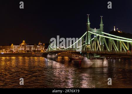 Le pont illuminé de la liberté sur le Danube entre Buda et Pest avec le Gellert en arrière-plan, Budapest, Hongrie Banque D'Images