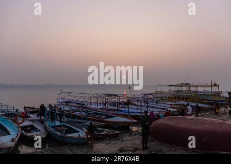 Varanasi: Canotage à Varanasi, bateaux en bois garés sur les rives du gange pendant le lever du soleil. Les touristes ont utilisé des bateaux pour traverser la rivière et pour faire du tourisme. Banque D'Images