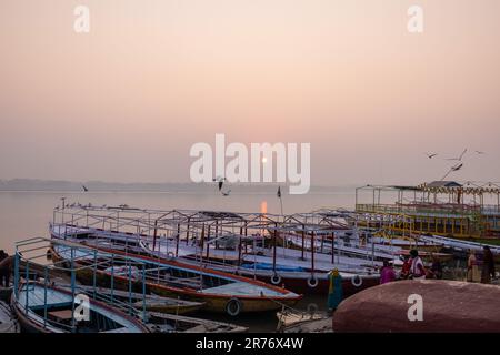 Varanasi: Canotage à Varanasi, bateaux en bois garés sur les rives du gange pendant le lever du soleil. Les touristes ont utilisé des bateaux pour traverser la rivière et pour faire du tourisme. Banque D'Images