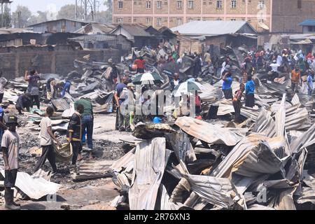 Nairobi, Kenya. 11th juin 2023. Les traders se rassemblent sur le marché en plein air de Toi à Nairobi pour évaluer les dommages après une rasée inferno sur le marché. Les commerçants ont perdu des marchandises d'une valeur estimée à des millions dans l'incendie dont la cause reste à établir. (Credit image: © Allan Muturi/SOPA Images via ZUMA Press Wire) USAGE ÉDITORIAL SEULEMENT! Non destiné À un usage commercial ! Banque D'Images