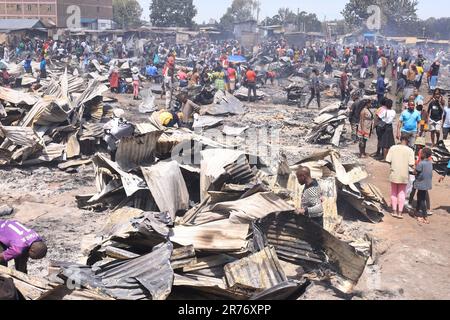 Nairobi, Kenya. 11th juin 2023. Les traders se rassemblent sur le marché en plein air de Toi à Nairobi pour évaluer les dommages après une rasée inferno sur le marché. Les commerçants ont perdu des marchandises d'une valeur estimée à des millions dans l'incendie dont la cause reste à établir. (Credit image: © Allan Muturi/SOPA Images via ZUMA Press Wire) USAGE ÉDITORIAL SEULEMENT! Non destiné À un usage commercial ! Banque D'Images