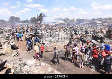 Nairobi, Kenya. 11th juin 2023. Les traders se rassemblent sur le marché en plein air de Toi à Nairobi pour évaluer les dommages après une rasée inferno sur le marché. Les commerçants ont perdu des marchandises d'une valeur estimée à des millions dans l'incendie dont la cause reste à établir. (Photo par Allan Muturi/SOPA Images/Sipa USA) crédit: SIPA USA/Alay Live News Banque D'Images