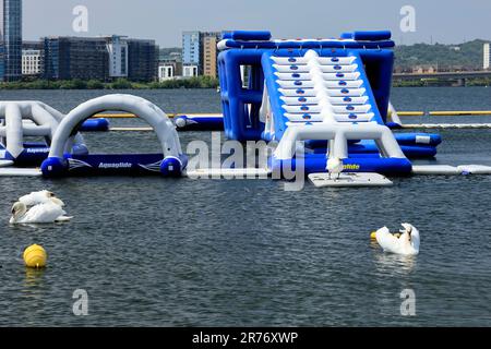 L'Aquapark eau à bord d'un parc activités amusantes sans clients, mais avec des cygnes juin 2023. Été. cym. Banque D'Images