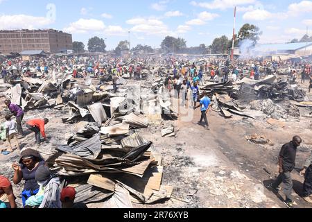 Nairobi, Kenya. 11th juin 2023. Les traders se rassemblent sur le marché en plein air de Toi à Nairobi pour évaluer les dommages après une rasée inferno sur le marché. Les commerçants ont perdu des marchandises d'une valeur estimée à des millions dans l'incendie dont la cause reste à établir. (Photo par Allan Muturi/SOPA Images/Sipa USA) crédit: SIPA USA/Alay Live News Banque D'Images