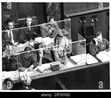 « Regarder vers le bas sur le coin des interprètes; devant, mot de l'étage du tribunal est traduit en anglais, section en arrière traduit en français; à l'extrême droite se trouve le lieutenant Walter Selogson, moniteur. » Photographies relatives aux principaux procès de Nuremberg Banque D'Images