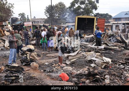 Nairobi, Kenya. 11th juin 2023. Les traders se rassemblent sur le marché en plein air de Toi à Nairobi pour évaluer les dommages après une rasée inferno sur le marché. Les commerçants ont perdu des marchandises d'une valeur estimée à des millions dans l'incendie dont la cause reste à établir. (Credit image: © Allan Muturi/SOPA Images via ZUMA Press Wire) USAGE ÉDITORIAL SEULEMENT! Non destiné À un usage commercial ! Banque D'Images