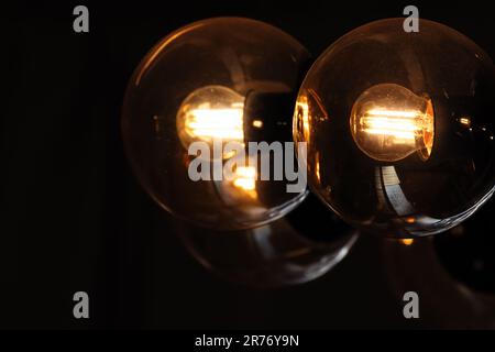 Lampes au tungstène phosphorescentes rondes en verre, chandelier moderne photo de gros plan avec une mise au point douce sélective Banque D'Images