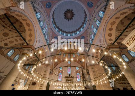 Intérieur de la Mosquée Bayezid II, Fatih, Istanbul, Turquie Banque D'Images