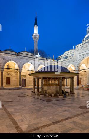 Vue nocturne de la Mosquée Bayezid II, Fatih, Istanbul, Turquie Banque D'Images