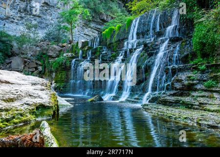 Une belle cascade parmi les rochers. Arrière-plan de la nature. Banque D'Images