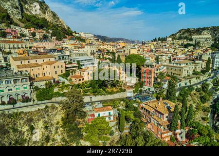 Vue aérienne de la station balnéaire de Taormina le jour ensoleillé de novembre. Taormine, province de Messine, Sicile, Italie, Europe Banque D'Images