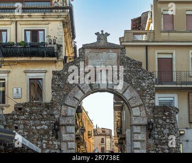 La Porta Messina marque l'entrée nord du centre historique de la ville touristique de Taormina. Taormine, province de Messine, Sicile, Italie, Europe Banque D'Images