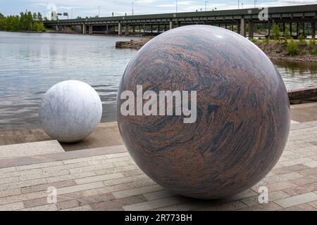 Partie de Pars Pro Toto, une sculpture composée de grandes sphères de pierre par Alicja Kwade, à Capellanranta, dans le district de Verkkosaari à Helsinki, en Finlande Banque D'Images