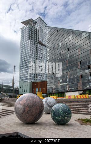 Partie de Pars Pro Toto, une sculpture composée de grandes sphères de pierre par Alicja Kwade, à Capellanranta, dans le district de Verkkosaari à Helsinki, en Finlande Banque D'Images