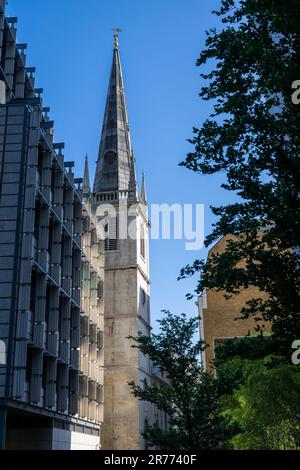 Londres, Royaume-Uni : l'église de la guilde de St Margaret pattens vue de Rood Lane dans la ville de Londres. Cette vieille église a une grande flèche. Banque D'Images
