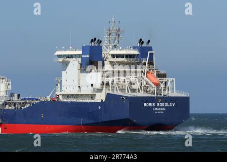 Le pétrolier Boris Sokolov quitte le port de Rotterdam le 15 avril 2023. Banque D'Images