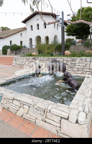 San Luis Obispo, CA - 20 mai 2023 : Fontaine avec des ours devant la mission San Luis Obispo Banque D'Images