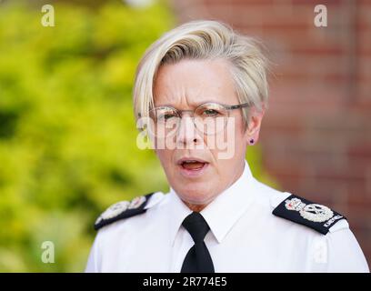 Le gendarme Kate Meynell, chef de la police du Nottinghamshire, s'est exprimé devant les médias à l'extérieur du poste de police central de Nottingham, car trois personnes ont été trouvées mortes dans la ville dans ce que la police a décrit comme un « incident horrible et tragique ». Un homme de 31 ans a été arrêté pour meurtre après que deux personnes aient été trouvées mortes dans la rue d'Ilkeston Road juste après 4am. Un troisième homme a été trouvé mort sur la route Magdala, et trois autres personnes sont à l'hôpital après que quelqu'un ait essayé des faire courir dans une camionnette à Milton Street, dans ce que la police estime être un incident lié. Date de la photo: Mardi 13 juin, 2 Banque D'Images