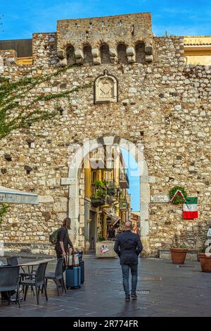 Porta Catania, entrée voûtée historique dans les murs qui ont protégé l'ancienne ville de Taormina. Taormine, province de Messine, Sicile, Italie, Europe Banque D'Images