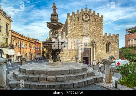 Sur la Piazza Duomo à Taormina, la fontaine baroque aux figures mythiques et les armoiries de la ville. En arrière-plan la cathédrale de la ville. Banque D'Images