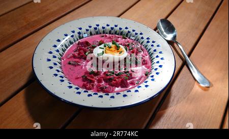 Soupe froide de betteraves avec œuf. Soupe froide traditionnelle lituanienne. Nourriture fraîche d'été letton, polonais, russe, biélorusse et ukrainien avec verger, betterave Banque D'Images