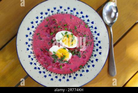 Soupe froide de betteraves avec œufs et ciboulette. Soupe fraîche lituanienne d'été. Nourriture traditionnelle de Lettonie, Pologne, Russie, Biélorussie et Ukraine avec verger, b Banque D'Images