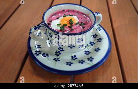 Soupe froide de betteraves avec œufs et ciboulette. Soupe fraîche lituanienne d'été. Nourriture traditionnelle de Lettonie, Pologne, Russie, Biélorussie et Ukraine avec verger, b Banque D'Images