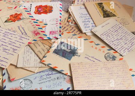 Enveloppes et lettres estampillées postales illustrées soviétiques, URSS, 1940 - 1970 Banque D'Images