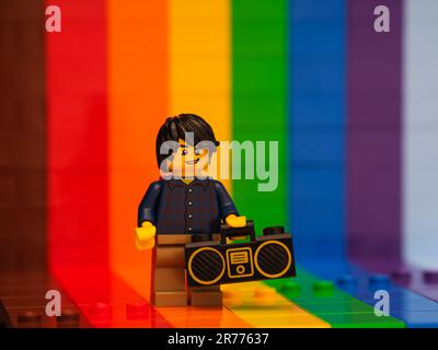 Tambov, Fédération de Russie - 07 novembre 2022 Lego man Minifigure avec boombox noir debout sur fond d'arc-en-ciel Banque D'Images