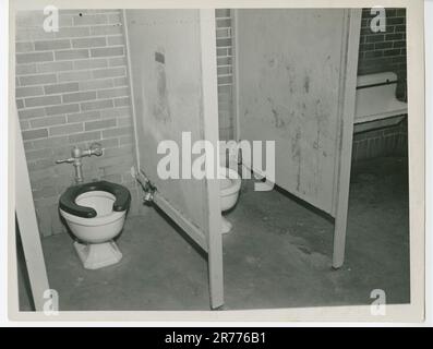 Vue sur la salle de bains pour garçons de l'école secondaire Hoffman-Boston. Cet article est une photographie de la salle de bains du garçon à l'école secondaire Hoffman-Boston. Cette photographie a été utilisée comme pièce no 8 de la demanderesse dans l'affaire des droits civils Constance carter et al V. The School Board of Arlington County, Virginia et al. Région du centre de l'Atlantique (Philadelphie, PA). Impression photographique. Banque D'Images