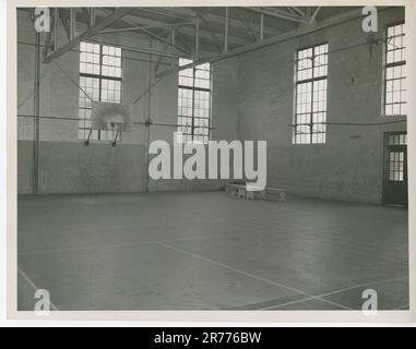 Vue sur le gymnase pour garçons de l'école secondaire Washington-Lee. Cet article est une photographie du gymnase du garçon à l'école secondaire Washington-Lee. Cette photographie a été utilisée comme pièce no 28 de la demanderesse dans l'affaire des droits civils Constance carter et al V. The School Board of Arlington County, Virginia et al. Région du centre de l'Atlantique (Philadelphie, PA). Impression photographique. Banque D'Images