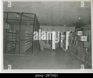 Vue sur la salle Boy's Locker à l'école secondaire Washington-Lee. Cet article est une photographie du vestiaire du garçon, hors de la salle de gym du garçon, à l'école secondaire Washington-Lee. Cette photographie a été utilisée comme pièce no 27 de la demanderesse dans l'affaire des droits civils Constance carter et al V. The School Board of Arlington County, Virginia et al. Région du centre de l'Atlantique (Philadelphie, PA). Impression photographique. Banque D'Images