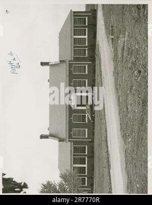 Vue sur l'entrée de l'école secondaire King George. Légende originale : « White High, King George ». Cet article est une photographie de l'entrée principale de l'école secondaire King George. Cette photographie a été utilisée comme pièce no 4 de la demanderesse dans l'affaire des droits civils Margaret Smith et al V. King George County School Board et Benton T. Gayle, surintendant de division, et al. Région du centre de l'Atlantique (Philadelphie, PA). Impression photographique. Banque D'Images