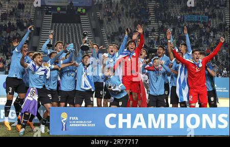 Les joueurs de l’équipe nationale uruguayenne célèbrent avec le trophée lors de la cérémonie de remise des prix après avoir vaincu l’Italie 1-0 et sont devenus un champion lors du match de football final de la coupe du monde de la FIFA U-20 Argentine 2023 au stade Diego Armando Maradona à la Plata, en Argentine, sur 11 juin 2023. Banque D'Images