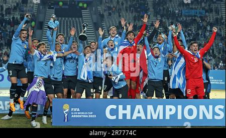 Les joueurs de l’équipe nationale uruguayenne célèbrent avec le trophée lors de la cérémonie de remise des prix après avoir vaincu l’Italie 1-0 et sont devenus un champion lors du match de football final de la coupe du monde de la FIFA U-20 Argentine 2023 au stade Diego Armando Maradona à la Plata, en Argentine, sur 11 juin 2023. Banque D'Images