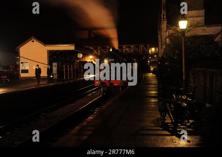 'Morayshire' avec un train de nuit en direction de l'est à la gare de Wansford. Banque D'Images