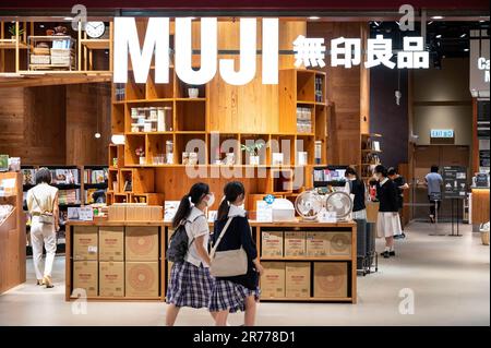 Hong Kong, Chine. 13th juin 2023. Les acheteurs se promènent dans la société japonaise de vente au détail de vêtements et de ménage, Muji, magasin à Hong Kong (Credit image: © Sebastian ng/SOPA Images via ZUMA Press Wire) USAGE ÉDITORIAL UNIQUEMENT ! Non destiné À un usage commercial ! Banque D'Images