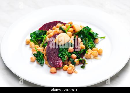 salade de betteraves rouges, épinards et pois chiches Banque D'Images