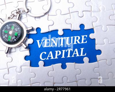 Un arrière-plan avec des pièces de puzzle et les mots 'Capital de risque' écrits dessus Banque D'Images