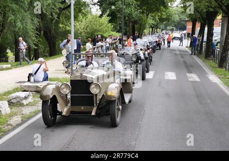 Brescia, Italie. 13th juin 2023. Départ aujourd'hui, mardi 13 juin, avec une étape spéciale à Brescia pour ensuite contourner le lac de Garde, traverser Vérone, Ferrara, Lugo et Imola, jusqu'à la première étape à Cervia-Milano Marittima. Crédit : Agence photo indépendante/Alamy Live News Banque D'Images